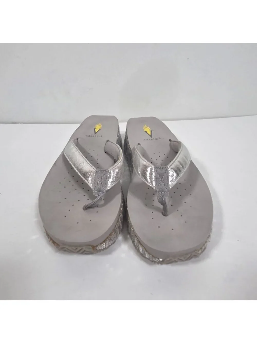 Volatile Eleanor Silver Flip Flop Thong Sandals Size 7 - Picture 2 of 6